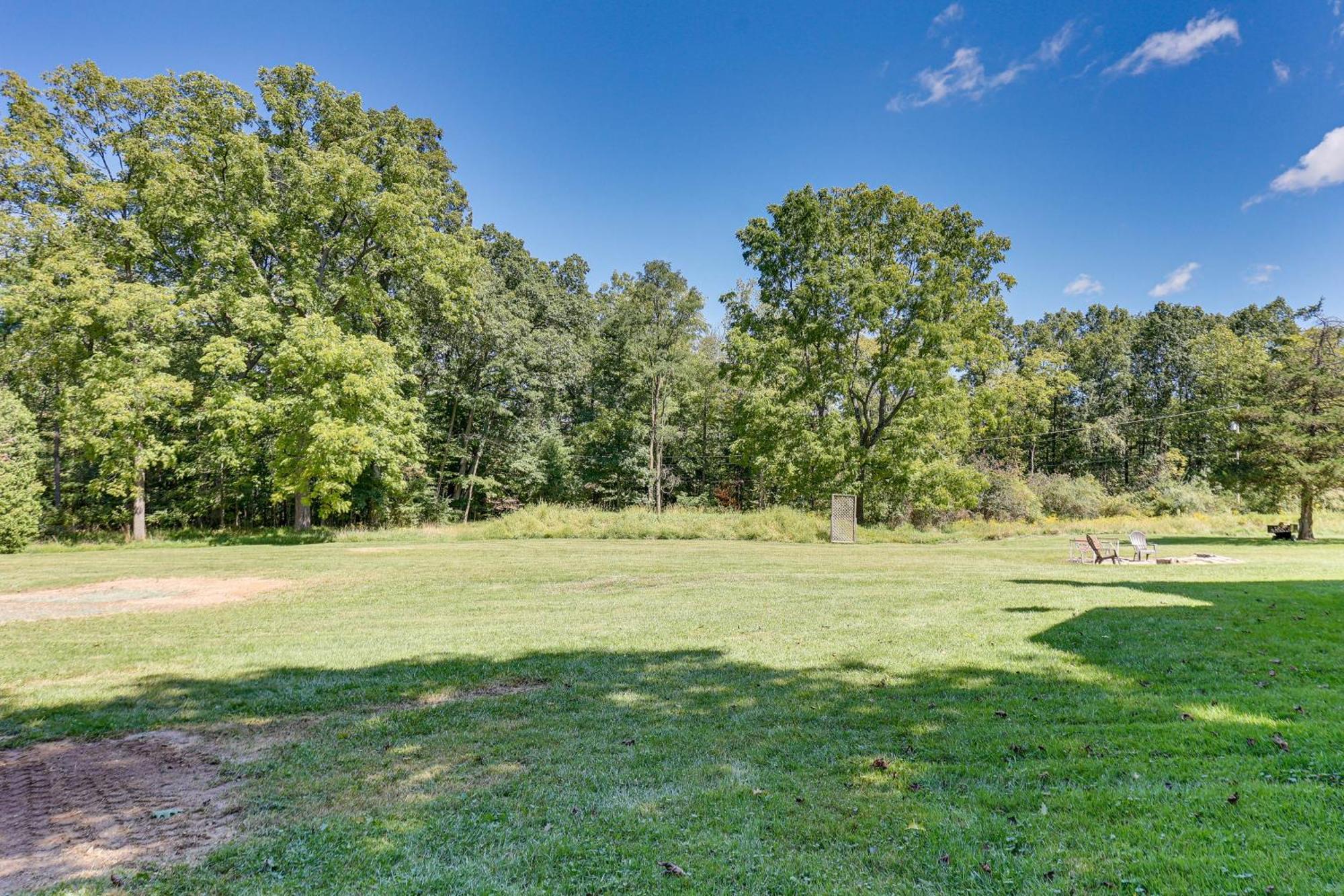 16 Mi To Penn State Hideaway With Fire Pit! Holiday home